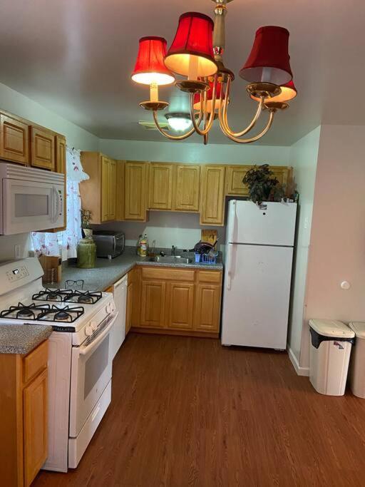 Large 3-Bedrooms/2-Bath Apt, One Block To Train New York Luaran gambar