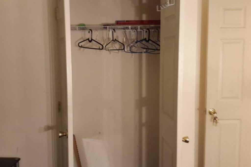 Large 3-Bedrooms/2-Bath Apt, One Block To Train New York Luaran gambar