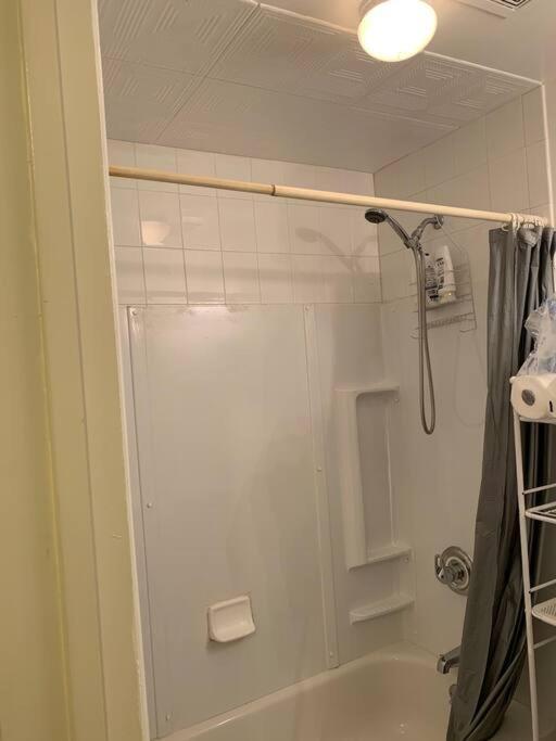 Large 3-Bedrooms/2-Bath Apt, One Block To Train New York Luaran gambar