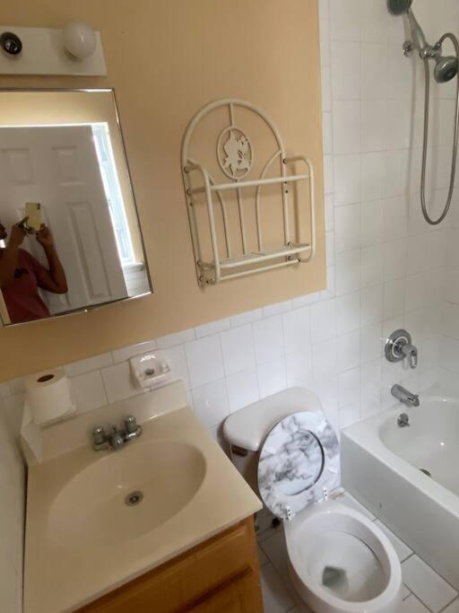 Large 3-Bedrooms/2-Bath Apt, One Block To Train New York Luaran gambar