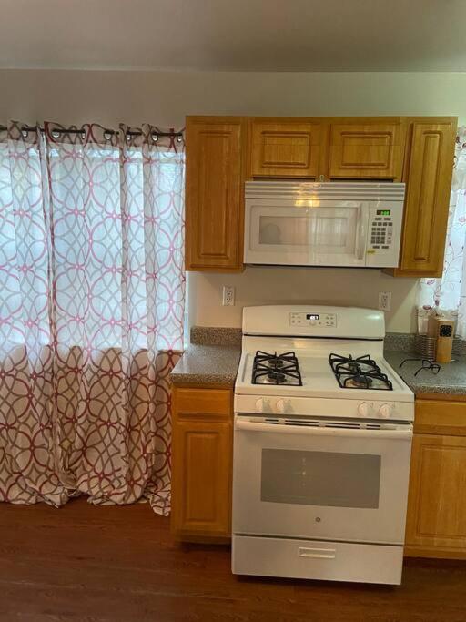 Large 3-Bedrooms/2-Bath Apt, One Block To Train New York Luaran gambar
