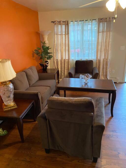 Large 3-Bedrooms/2-Bath Apt, One Block To Train New York Luaran gambar
