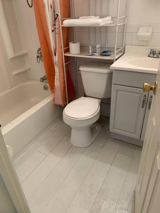 Large 3-Bedrooms/2-Bath Apt, One Block To Train New York Luaran gambar