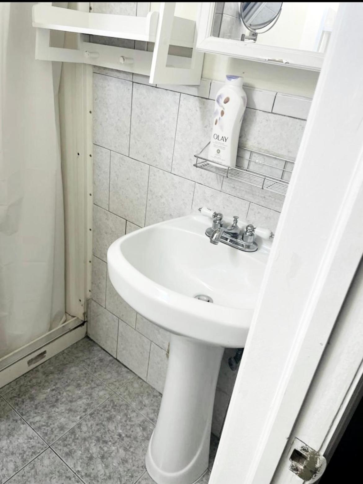 Large 3-Bedrooms/2-Bath Apt, One Block To Train New York Luaran gambar